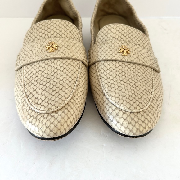 Tory Burch Ballet Loafer Flats Shoes Snakeskin Leather Gold Logo Beige Size 5.5 - Picture 4 of 16